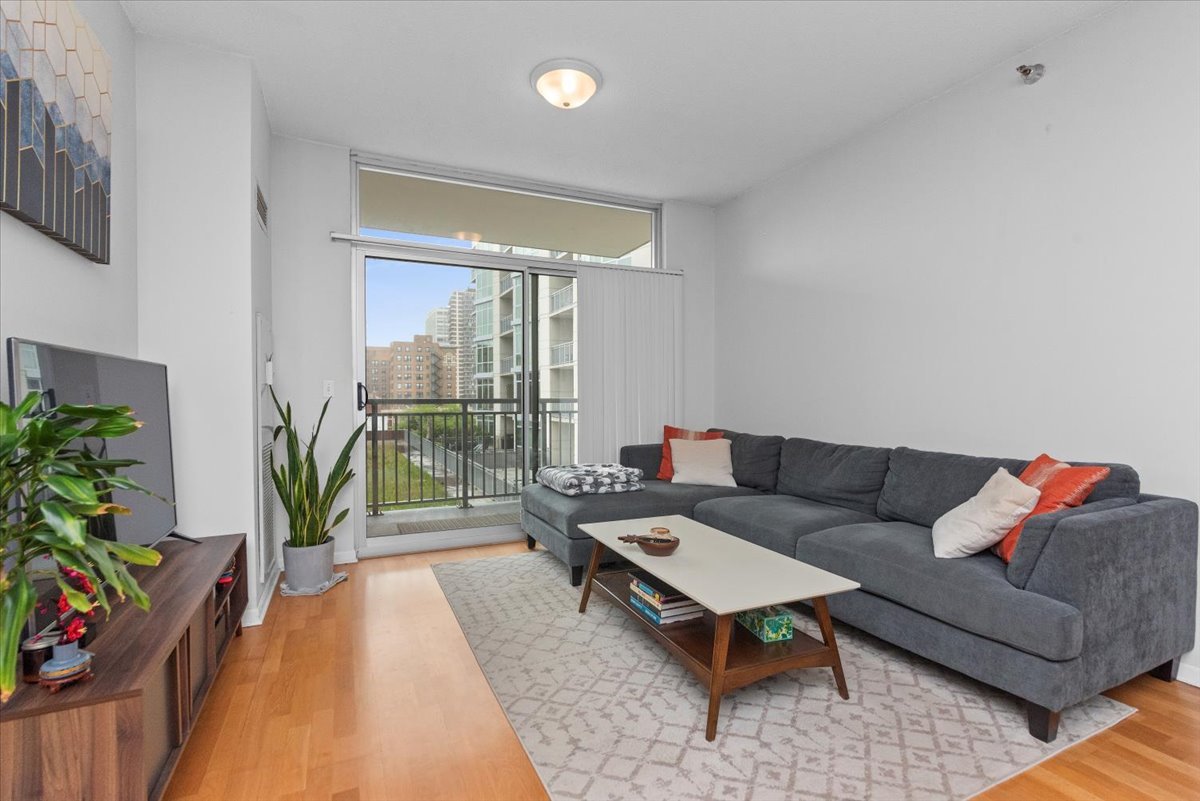 1134 W Granville Avenue 618