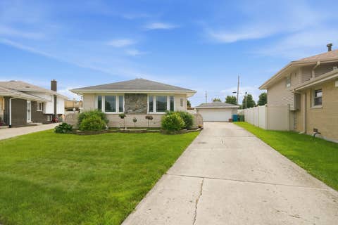 Photo of 4517 110th Place, Oak Lawn, IL 60453 (MLS # 12734921)