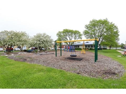 Tiny photo for 8808 N Leslie Lane #2F, Des Plaines, IL 60016 (MLS # 12494528)