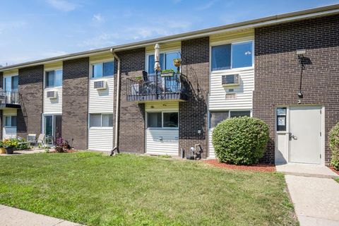 Tiny photo for 8808 N Leslie Lane #2F, Des Plaines, IL 60016 (MLS # 12494528)