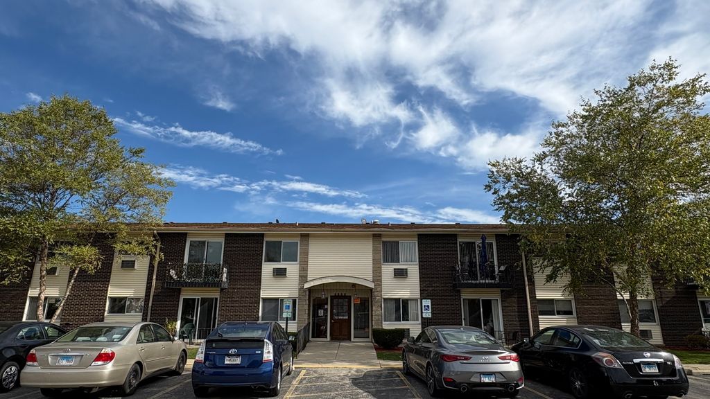 Photo for 8808 N Leslie Lane #2F, Des Plaines, IL 60016 (MLS # 12494528)