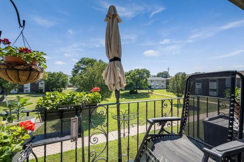 Tiny photo for 8808 N Leslie Lane #2F, Des Plaines, IL 60016 (MLS # 12494528)