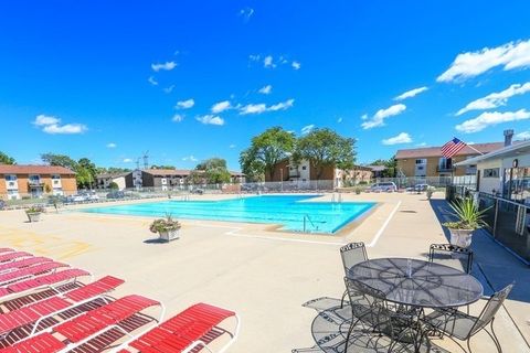 Tiny photo for 8808 N Leslie Lane #2F, Des Plaines, IL 60016 (MLS # 12494528)
