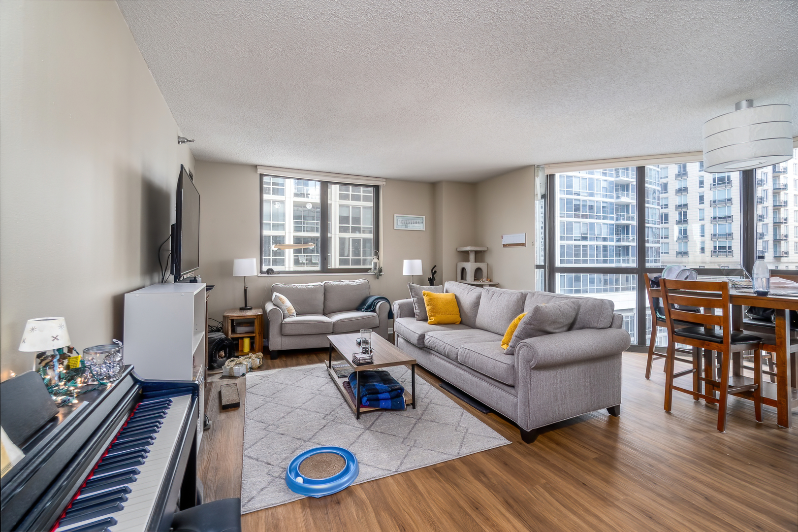 33 W Delaware Place 10B