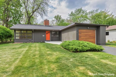 536 Lawndale Avenue Woodstock IL 60098