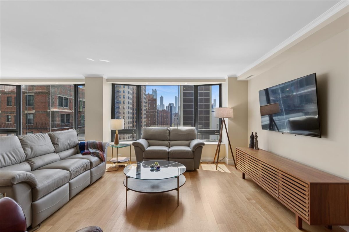 1555 N ASTOR Street 19SE