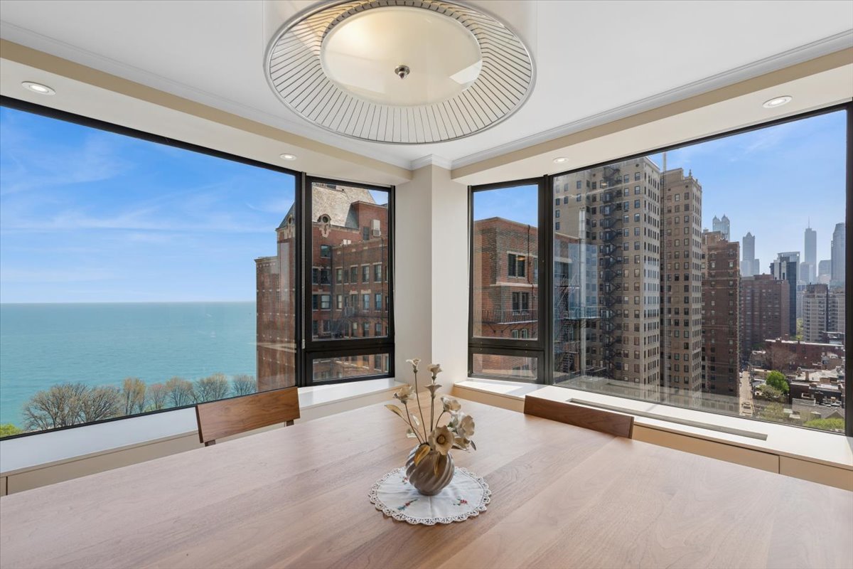 1555 N ASTOR Street 19SE