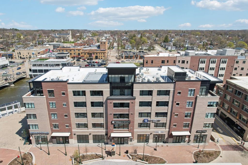 Photo for 50 S 1st Street #5D, St. Charles, IL 60174 (MLS # 12337931)