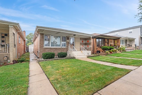Tiny photo for 9528 S Manistee Avenue, Chicago, IL 60617 (MLS # 12757438)