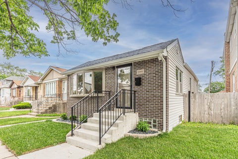 Tiny photo for 5505 N Nagle Avenue, Chicago, IL 60630 (MLS # 12646939)