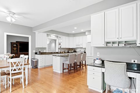 Tiny photo for 9 Bordeaux Court, Oakwood Hills, IL 60013 (MLS # 12491766)