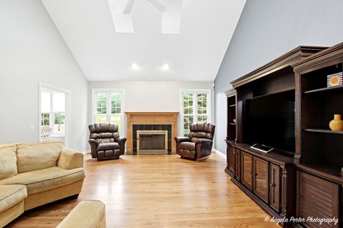 Tiny photo for 9 Bordeaux Court, Oakwood Hills, IL 60013 (MLS # 12491766)