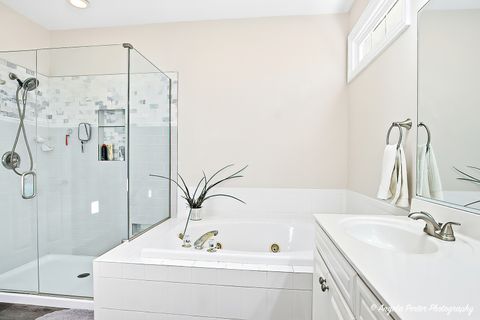 Tiny photo for 9 Bordeaux Court, Oakwood Hills, IL 60013 (MLS # 12491766)