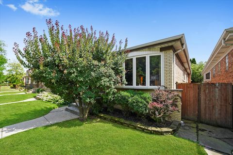 Photo of 4551 W Foster Avenue, Chicago, IL 60630 (MLS # 12547071)