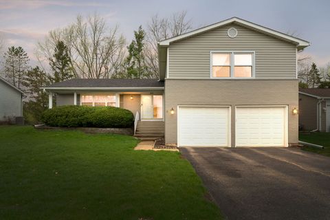 Photo of 1890 Shorewood Drive W, Hoffman Estates, IL 60192 (MLS # 12615333)