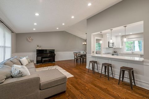 Tiny photo for 1890 Shorewood Drive W, Hoffman Estates, IL 60192 (MLS # 12615333)