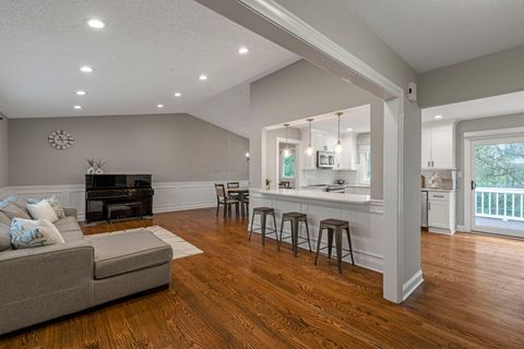 Tiny photo for 1890 Shorewood Drive W, Hoffman Estates, IL 60192 (MLS # 12615333)