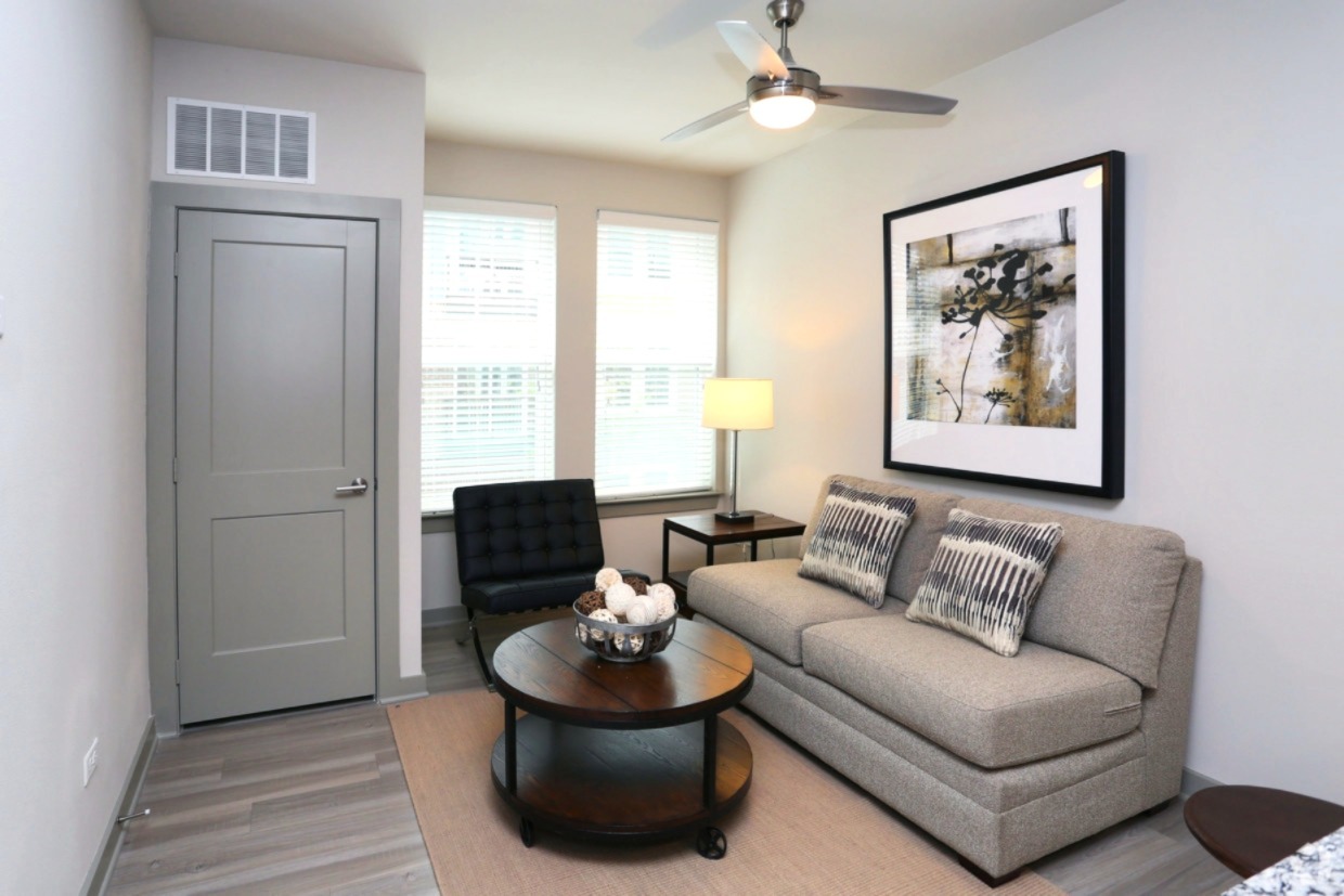 680 E Algonquin Road 1404