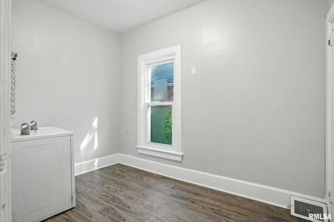 Tiny photo for 325 KIRKWOOD Boulevard, Davenport, IA 52803 (MLS # QC4267134)