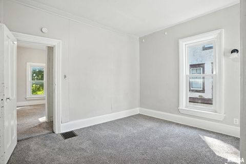 Tiny photo for 325 KIRKWOOD Boulevard, Davenport, IA 52803 (MLS # QC4267134)