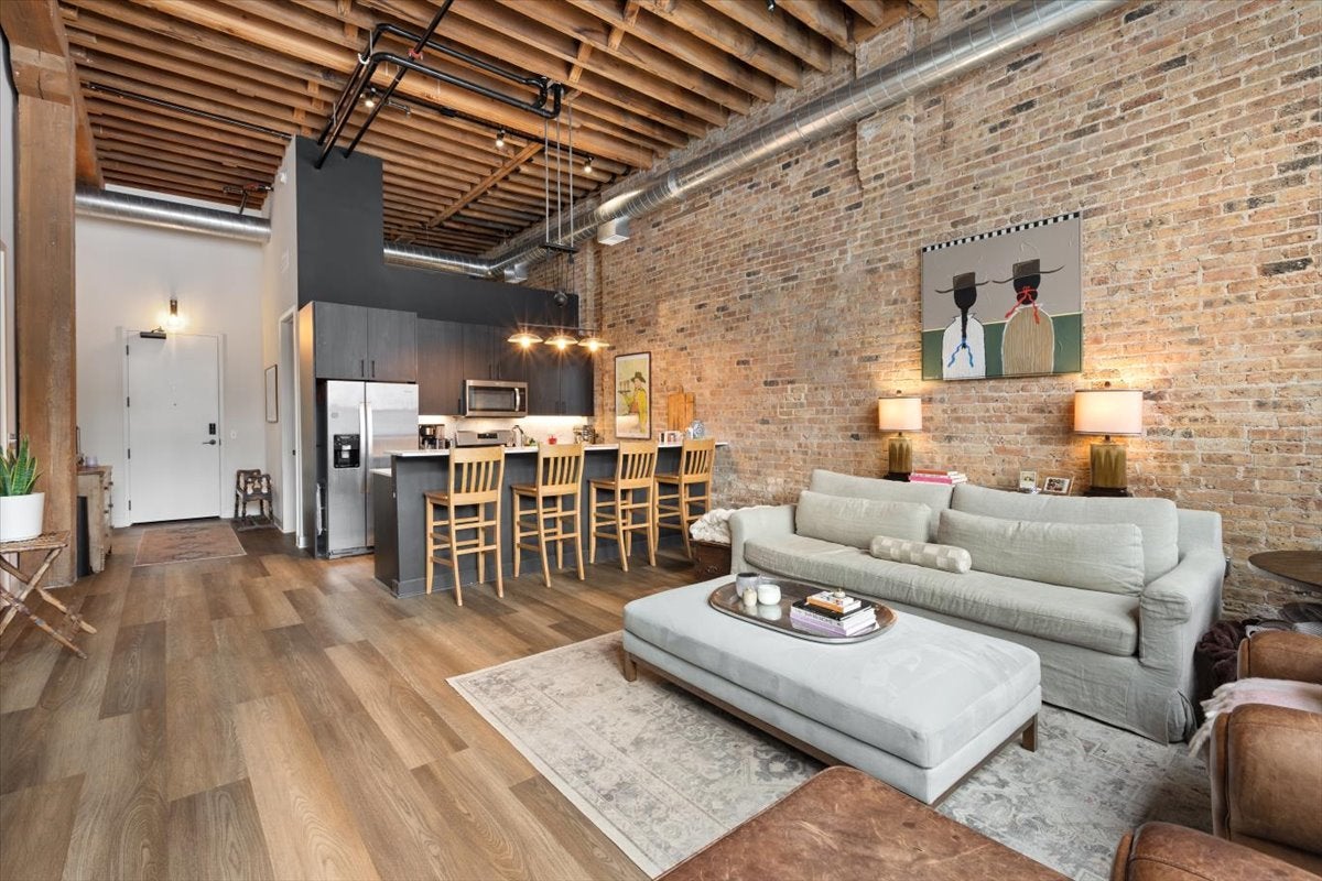 818 N Wolcott Avenue 208