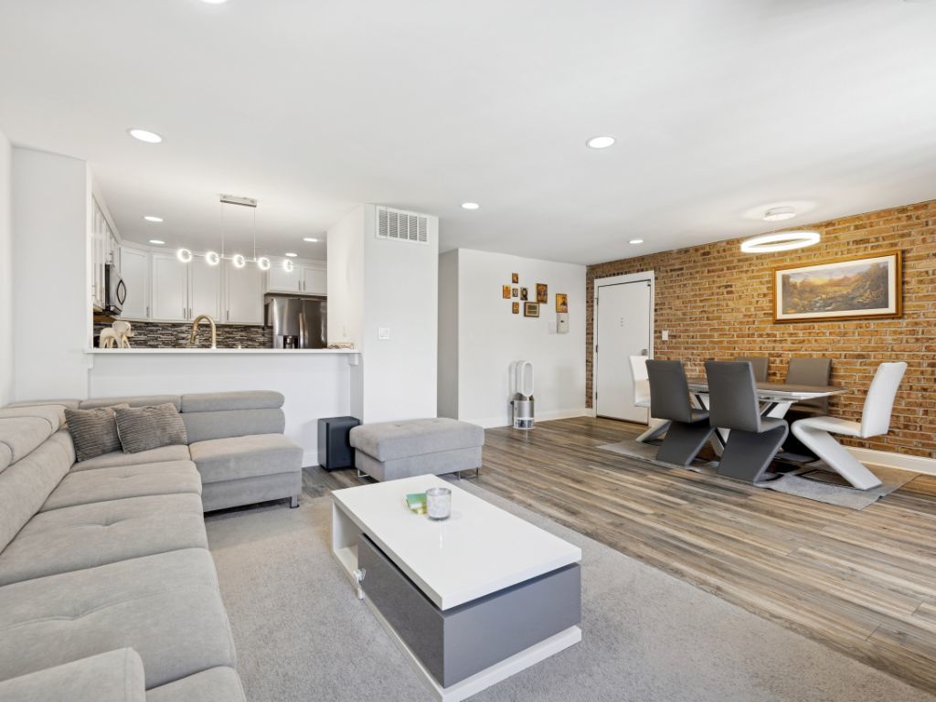 320 Sheridan Drive 2C