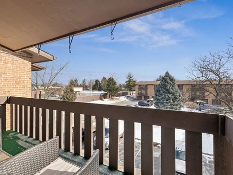 Tiny photo for 320 Sheridan Drive #2C, Willowbrook, IL 60527 (MLS # 12551200)