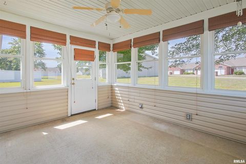 Tiny photo for 1306 N MAGNOLIA Drive, Marion, IL 62959 (MLS # EB459491)