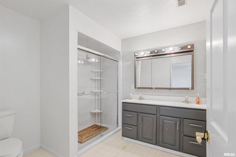 Tiny photo for 1306 N MAGNOLIA Drive, Marion, IL 62959 (MLS # EB459491)