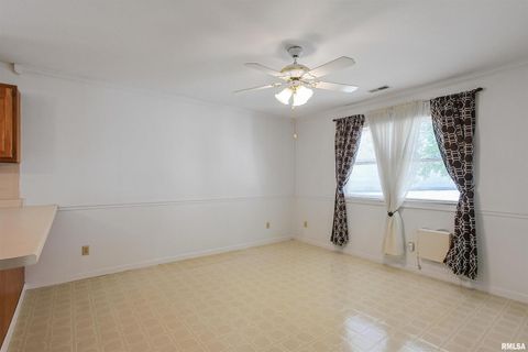 Tiny photo for 1306 N MAGNOLIA Drive, Marion, IL 62959 (MLS # EB459491)