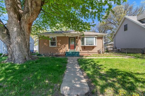 Photo of 2838 Bellevue Avenue, Bettendorf, IA 52722 (MLS # 12624652)