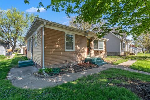 Tiny photo for 2838 Bellevue Avenue, Bettendorf, IA 52722 (MLS # 12624652)
