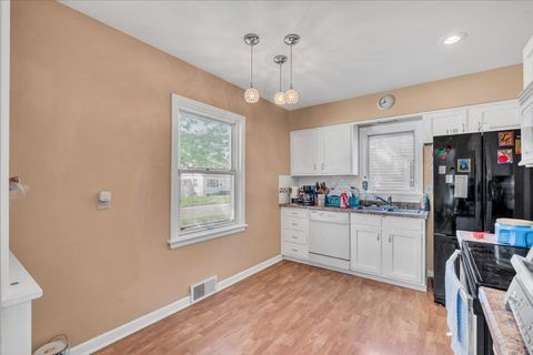 Tiny photo for 2838 Bellevue Avenue, Bettendorf, IA 52722 (MLS # 12624652)