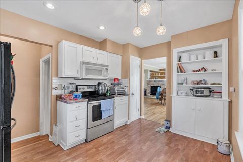 Tiny photo for 2838 Bellevue Avenue, Bettendorf, IA 52722 (MLS # 12624652)