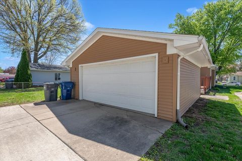 Tiny photo for 2838 Bellevue Avenue, Bettendorf, IA 52722 (MLS # 12624652)