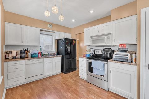 Tiny photo for 2838 Bellevue Avenue, Bettendorf, IA 52722 (MLS # 12624652)