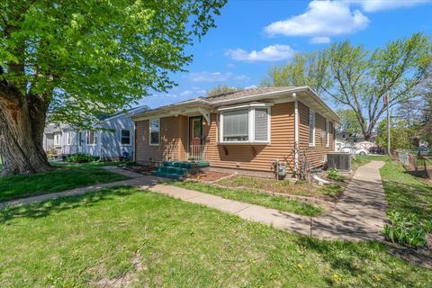 Tiny photo for 2838 Bellevue Avenue, Bettendorf, IA 52722 (MLS # 12624652)