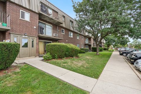 Photo of 586 Fairway View Drive #1A, Wheeling, IL 60090 (MLS # 12597578)