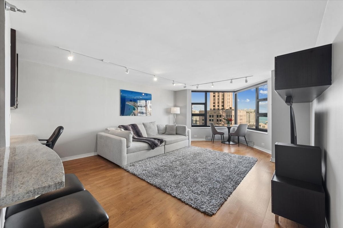 401 E Ontario Street 2707