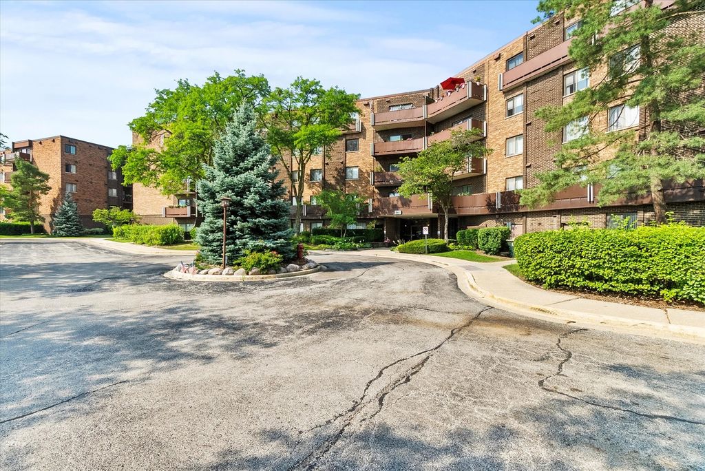 Photo for 840 Wellington Avenue #315, Elk Grove Village, IL 60007 (MLS # 12493539)