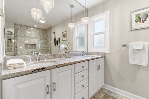 Tiny photo for 2 Court of Mohawk Court, Lincolnshire, IL 60069 (MLS # 12610686)