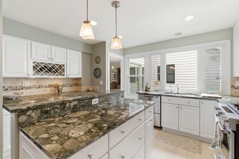 Tiny photo for 2 Court of Mohawk Court, Lincolnshire, IL 60069 (MLS # 12610686)