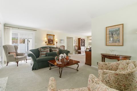 Tiny photo for 2 Court of Mohawk Court, Lincolnshire, IL 60069 (MLS # 12610686)