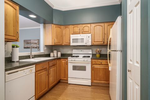 Tiny photo for 878 Stuarts Drive #878, St. Charles, IL 60174 (MLS # 12682559)