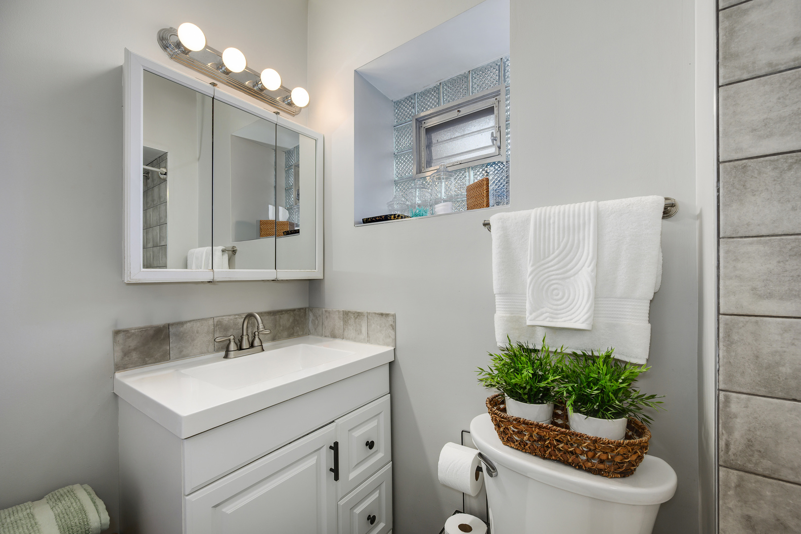 4257 N Lockwood Avenue