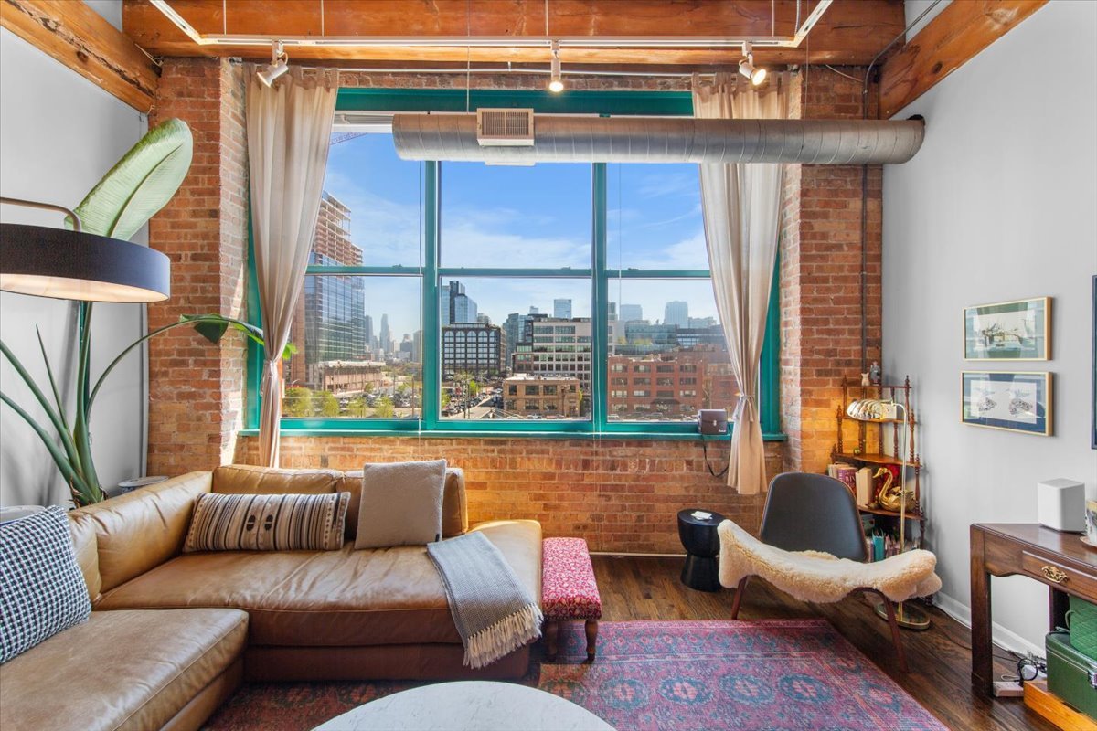 312 N MAY Street 4D