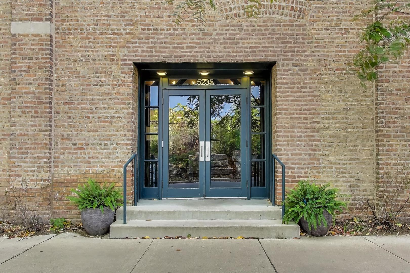 5235 N Ravenswood Avenue 3