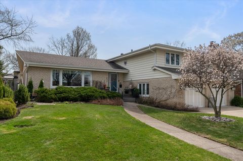 Tiny photo for 631 S Fern Court, Elmhurst, IL 60126 (MLS # 12617862)