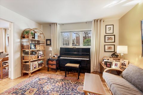 Tiny photo for 631 S Fern Court, Elmhurst, IL 60126 (MLS # 12617862)