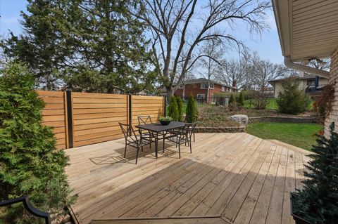 Tiny photo for 631 S Fern Court, Elmhurst, IL 60126 (MLS # 12617862)